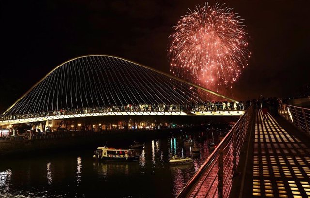 Fuegos artificiales en las fiestas de Aste Nagusia en Bilbao.