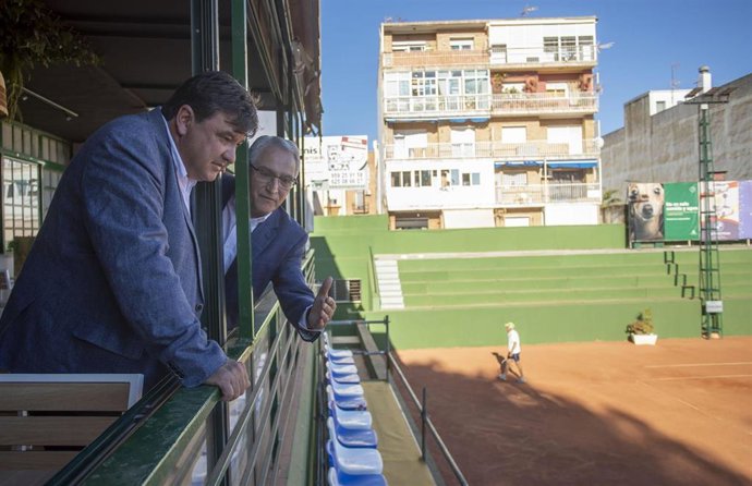 El alcalde de Huelva durante los preparativos de la 97 edición de la Copa del Rey de Tenis.
