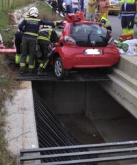 Herida en Corvera de Toranzo una conductora tras salirse su coche de la calzada