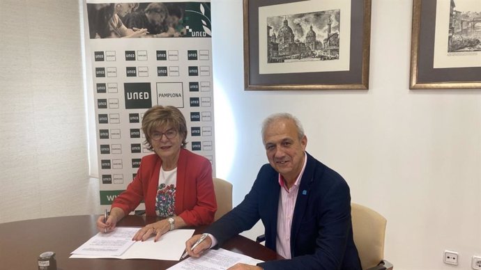 La directora del centro de UNED Pamplona, Carmen Jusué, y el presidente de la Asociación Los Amigos del Camino de Santiago-Centro de Estudios Jacobeos de Estella-Lizarra , Maxi Ruiz de Larramendi Ripa, firman un acuerdo de colaboración.