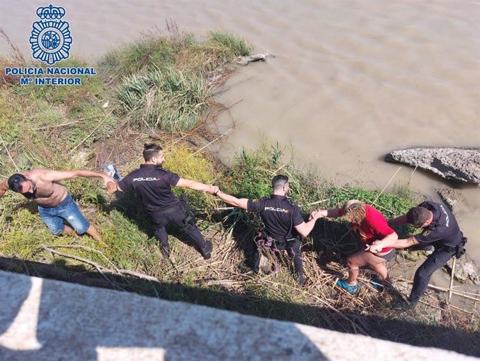 Rescate de una mujer caída al río en Coria, en Sevilla.