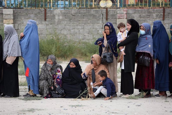 Un grupo de mujeres hacen cola en Kabul para recibir ayuda