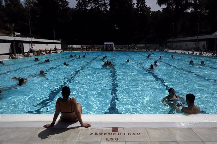 Archivo - Varios bañistas se refrescan en la piscina municipal de Casa de Campo, en Madrid, (España). 