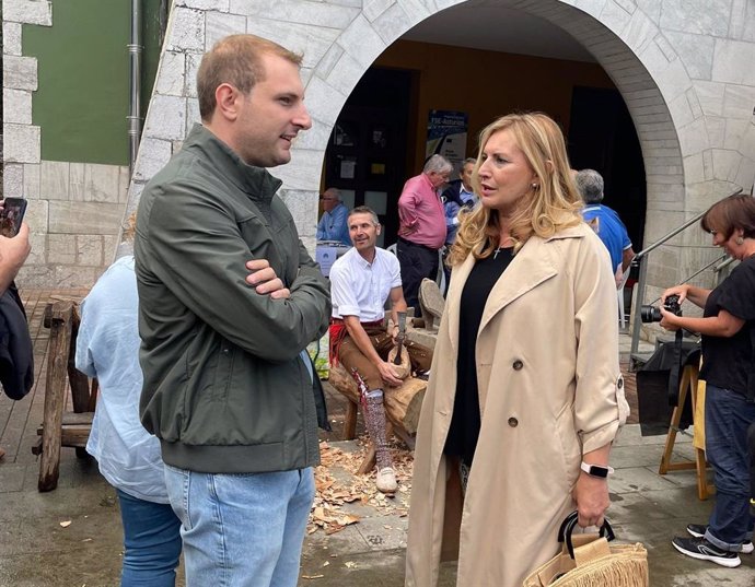 El portavoz de Foro en la Junta General, Adrián Pumarez, visita el cercamen del Queso Casín