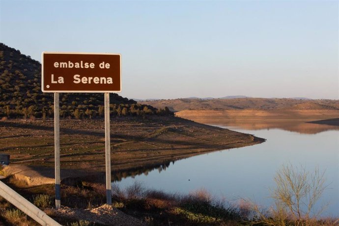 Archivo - Vista del embalse de La Serena, el mayor de España, que a 23 de agosto de 2022 está al 13 por ciento de su capacidad de agua embalsada.