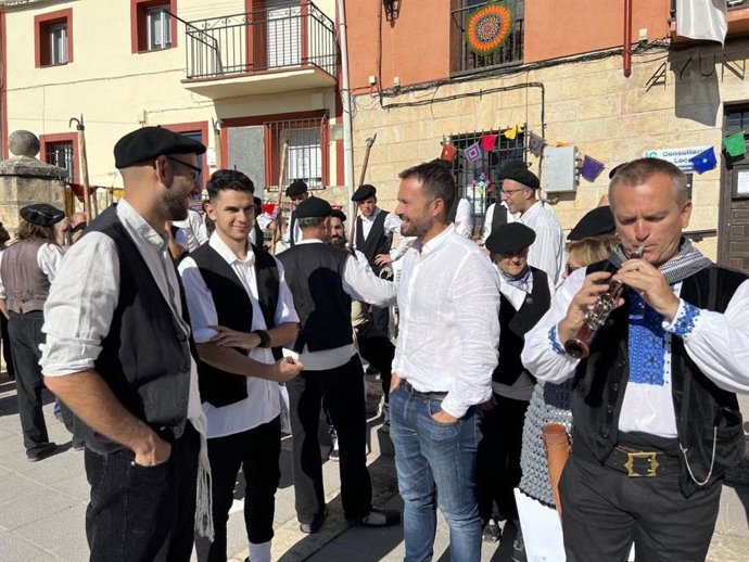 El consejero de Desarrollo Sostenible, José Luis Escudero, en la XXVI Fiesta Ganchera que se está celebrando en el municipio de Peñalén