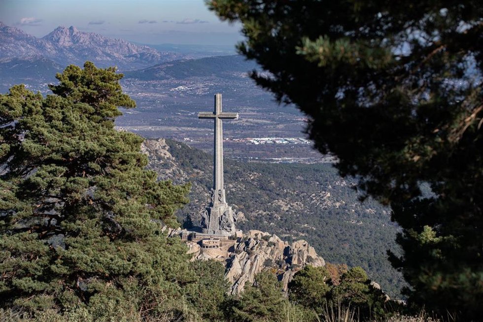 Archivo - El complejo monumental del Valle de los Caídos visto desde el mirador de Cuelgamuros.