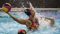 La selección femenina debuta en el Europeo de waterpolo con una victoria plácida ante Serbia