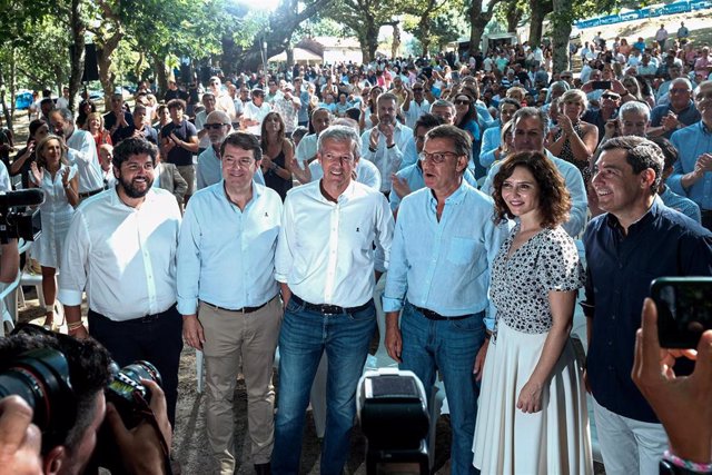 El presidente del partido Popular (PP), Alberto núñez Feijóo, y la presidenta de la Comunidad de Madrid y del PP madrileño, Isabel Díaz Ayuso, participan junto a otros representantes de su partido, en un acto del partido, a 27 de agosto de 2022, en Carbal