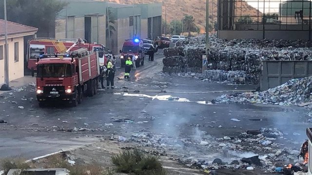 Bomberos de Almería acuden a sofocar el incendio en la planta de residuos de Cuevas de los Medina.