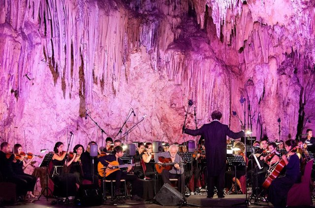 Actuación de Manolo Sanlúcar en la Cueva de Nerja 