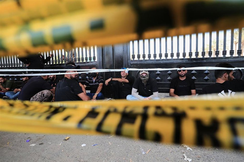 Sentada de los seguidores de Muqtada al Sadr a las puertas del Tribunal Supremo iraquí 