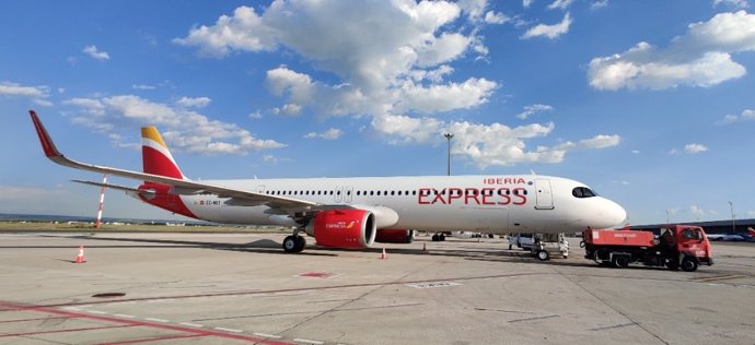 Archivo - Avión de Iberia Express.