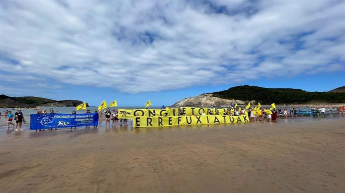 La iniciativa Marea Horia de Ongi Etorri Errefuxiatuak, celebrada este sábado en las playas vizcaínas de Gorliz y Plentzia.