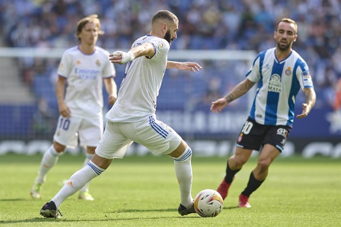 Archivo - Karim Benzema, del Real Madrid, ante Sergi Darder, del Espanyol. 