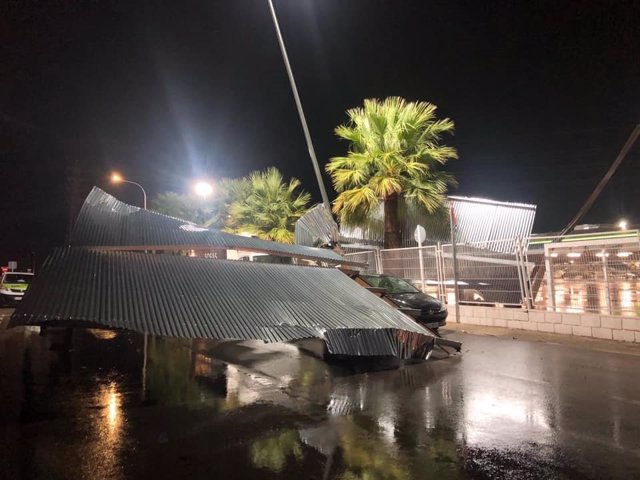 Techo de un aparcamiento de Xàtiva (Valencia) derrumbado por las fuertes rachas de viento