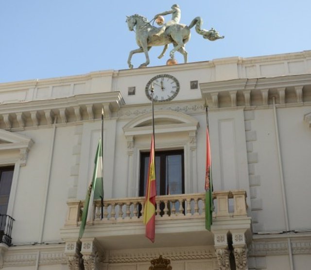 Archivo - Fachada del Ayuntamiento de Granada.