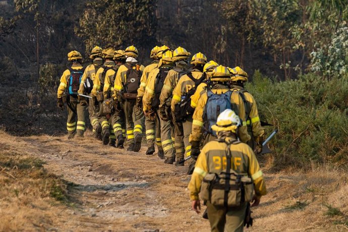Bomberos trabajan en la extinción de un incendio iniciado en Boiro, a 6 de agosto de 2022, en Boiro, A Coruña (Galicia). La Consellería do Medio Rural ha informado de que la superficie calcinada en el incendio declarado el jueves en la parroquia de Cure