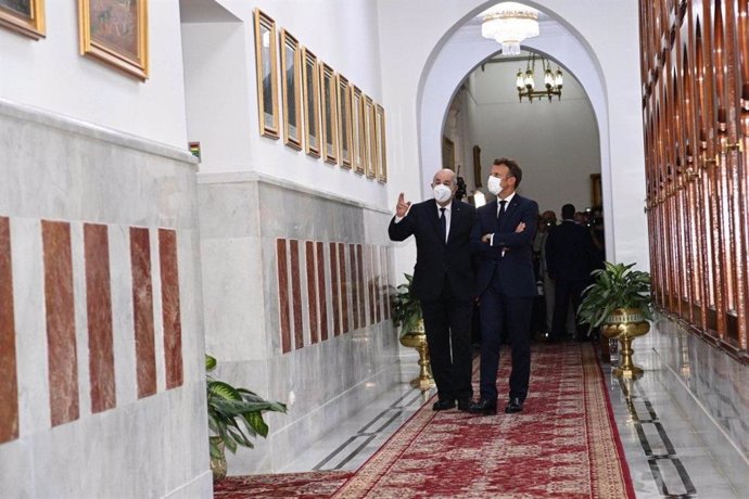 El president d'Algria, Abdelmayid Tebune, rep al seu homleg de Frana, Emmanuel Macron