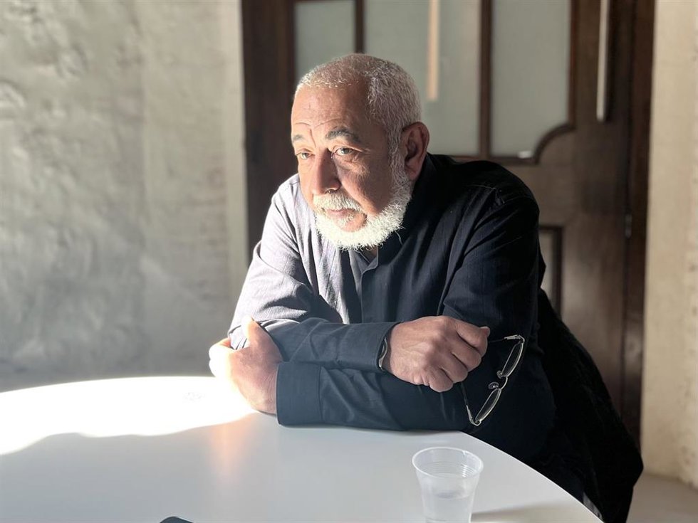 Archivo - El escritor cubano Leonardo Padura atiende a los medios en la sede de la Fundación Comillas