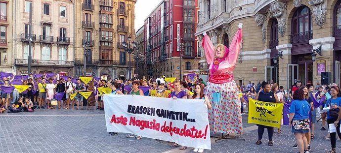 Cadena humana contra las agresiones machistas y racistas en las fiesta de Bilbao, convocada por Bilboko Konpartsak