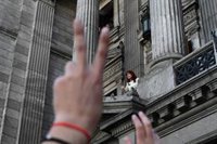 Policía y simpatizantes de la vicepresidenta de Argentina se enfrentan en Buenos Aires
