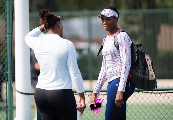 Archivo - Venus WIlliams y Serena Williams, durante un entrenamiento