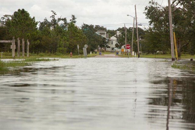 Archivo - Imagen de archivo de una tormenta que provoca inundaciones en las calles de Waveland, Mississippi, Estados Unidos, debido al huracán Sally