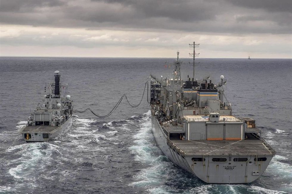 Archivo - El USNS Supply junto al HMS Kent británico en un entrenamiento en el Círculo Polar Ártico.