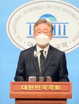 Archivo - El actual candidato a líder del Partido Democrático de Corea del Sur, Lee Jae Myung, en Seúl