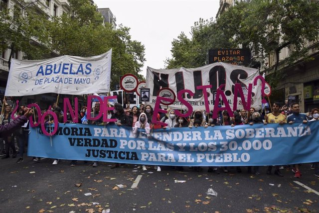Protesta de las Abuelas de Plaza de Mayo contra las desapariciones forzadas en Argentina