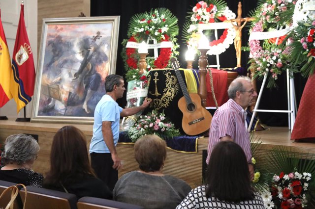 Los familiares de Manolo Sanlúcar reciben las muestras de condolencias por la muerte del guitarrista 