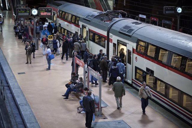 Archivo - Un tren de Cercanías en la estación de Atocha (Madrid).