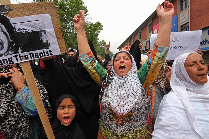 Archivo - 13 May 2019, India, Srinagar: Women take part in a protest organized to condemn the rape of a three-year-old girl by a local boy. Photo: Faisal Khan/ZUMA Wire/dpa
