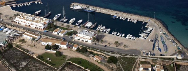 Archivo - Dársena de embarcaciones menores del puerto de La Savina, en Formentera.
