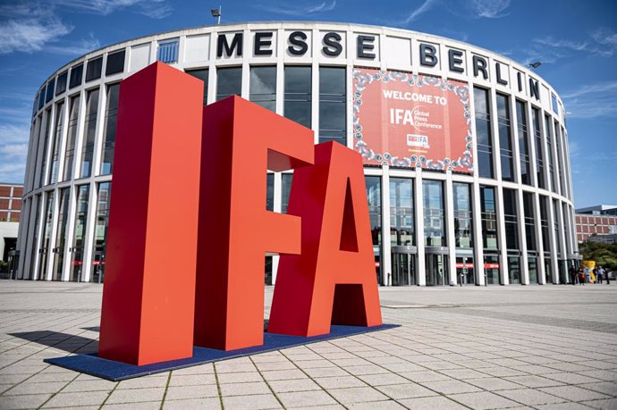 Archivo - 03 September 2020, Berlin: A logo of the International Consumer Electronics Fair (IFA) stands in front of Messe Berlin. Photo: Fabian Sommer/dpa