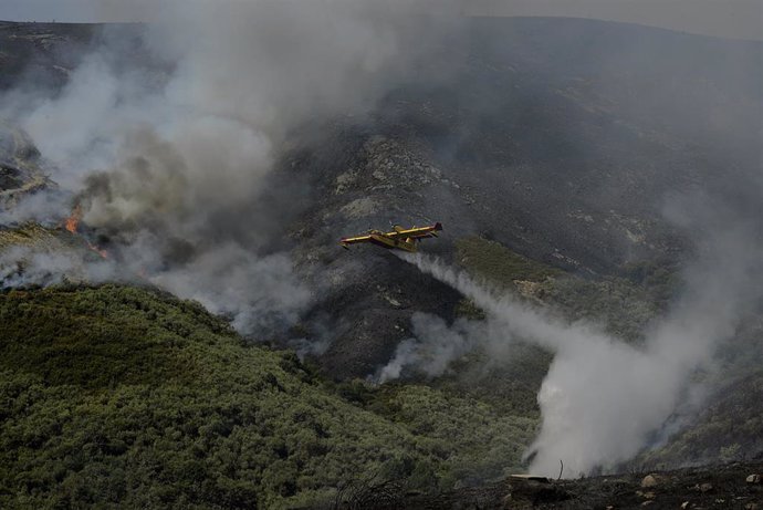 Un hidroavión realiza labores de extinción de un incendio forestal en la Serra do Leboreiro, en el parque natural de Baixa Limia e Serra do Xurés, a 26 de agosto de 2022, en Serra do Xurés, Ourense