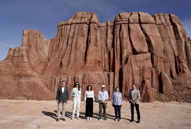 Archivo - La presidenta de la Comunidad de Madrid, Isabel Díaz Ayuso, visita el rodaje de la nueva película de Wes Anderson, que se filmó en Chinchón y Colmenar de Oreja.