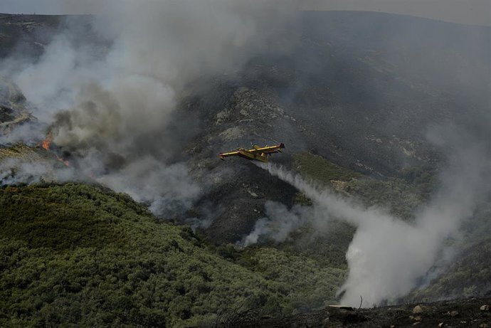 Un hidroavión realiza labores de extinción de un incendio forestal en la Serra do Leboreiro, en el parque natural de Baixa Limia e Serra do Xurés, a 26 de agosto de 2022, en Serra do Xurés, Ourense, Galicia (España). La superficie afectada por el incend