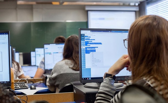 Archivo - Alumnado trabajando con ordenadores