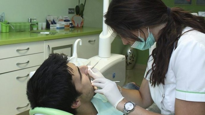 Atención de una dentista en formación de la Universidad de Granada