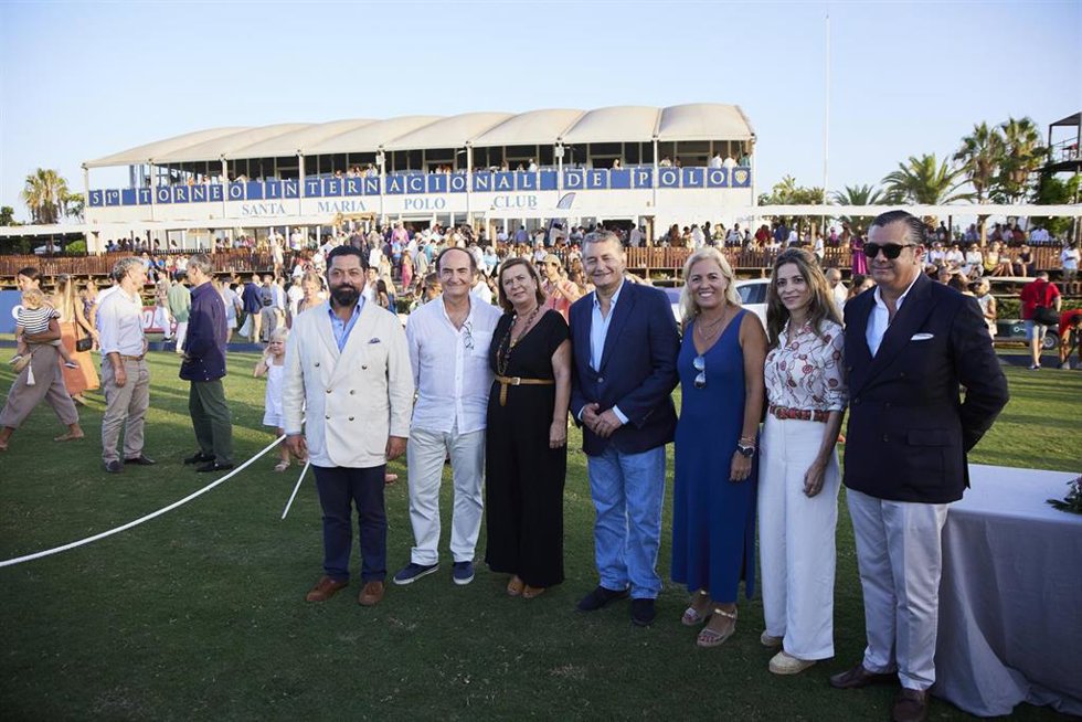 El consejero de Presidencia, Interior y Diálogo Social de la Junta de Andalucía, Antonio Sanz, (d) junto al presidente de Santamaria Polo Club, Pablo Mora-Figueroa, (i) durante la final del Torneo Internacional de Polo de Sotogrande.