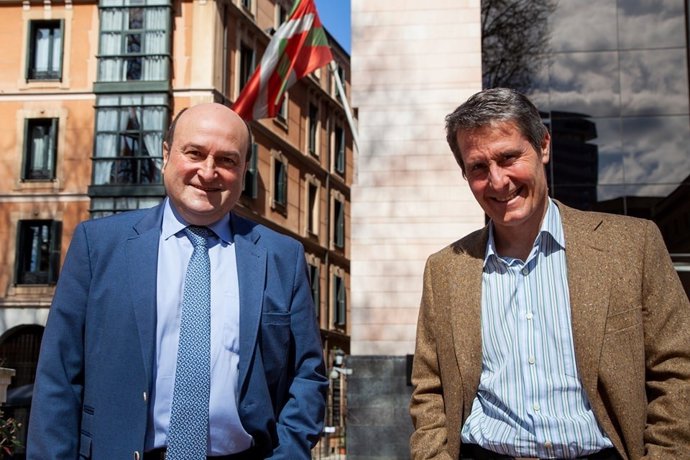 El presidente del EBB del PNV, Andoni Ortuzar, y el responsable del Área de Exteriores del partido, Mikel Burzako