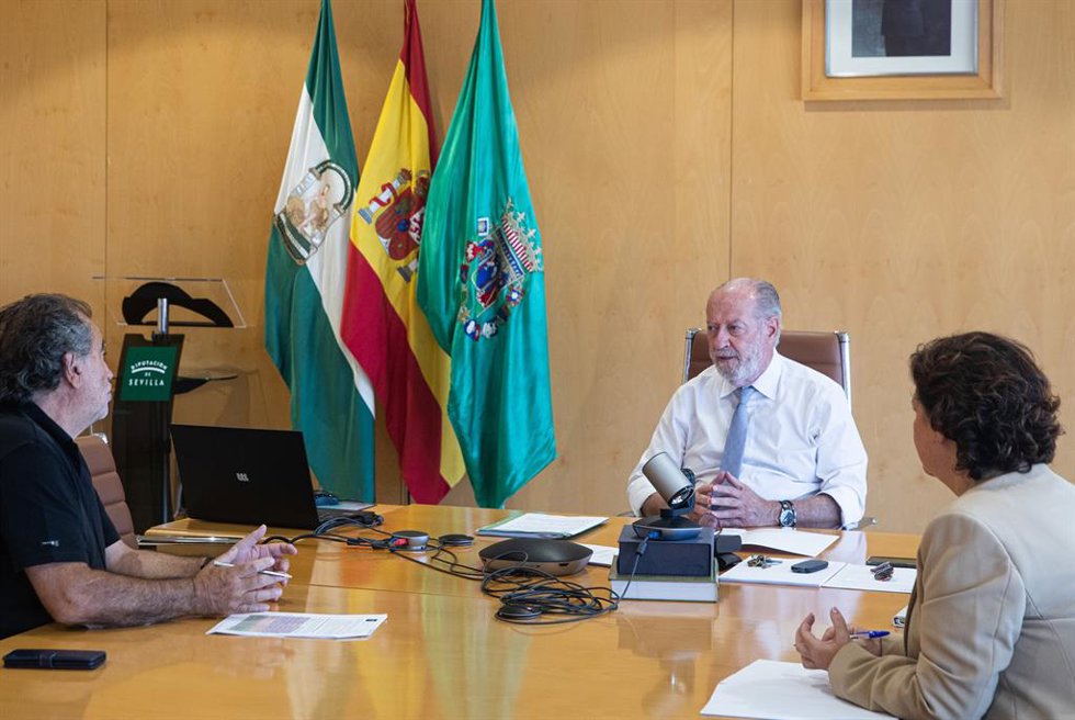 El presidente de la Diputación de Sevilla, Fernando Rodríguez Villalobos (c), durante su reunión con la Mesa Provincial de la Sequía, en la sede de Diputación de Sevilla. A 10 de agosto de 2022, en Sevilla (Andalucía, España).