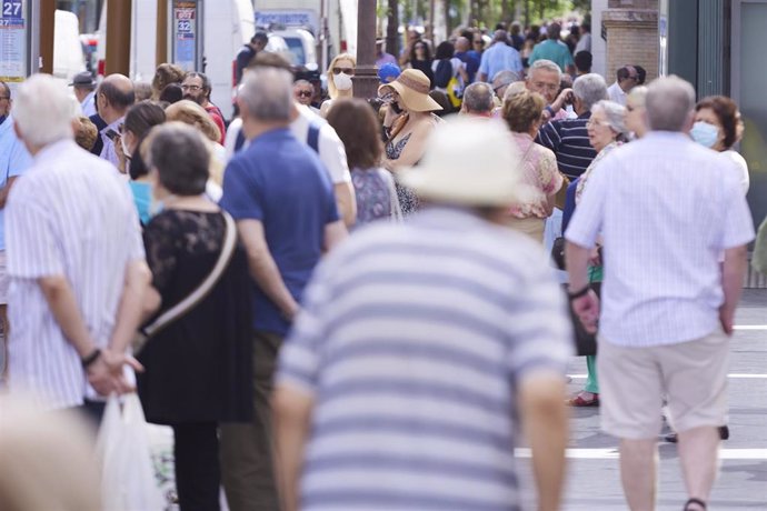 Archivo - Gente paseando por la calle