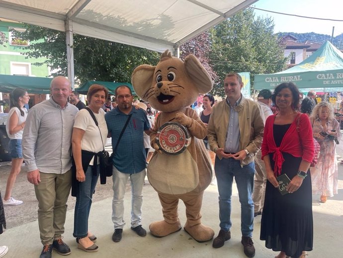 Los dirigentes de Foro Carmen Moriyón y Adrián Pumares en el 50 Certamen del Queso Cabrales