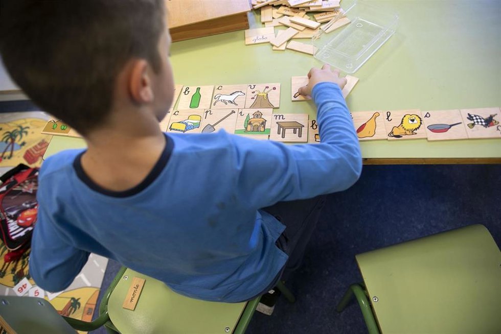 Archivo - Niño juega en un centro educativo.