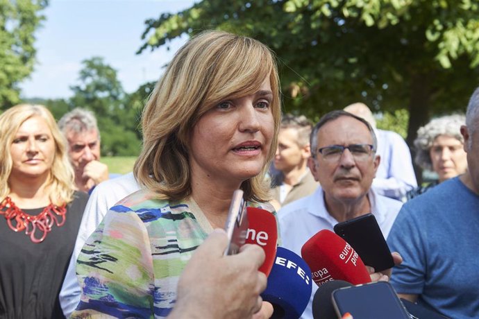 La ministra de Educación y Formación Profesional, Pilar Alegría, realiza declaraciones a su llegada a un acto del PSOE de Torrelavega