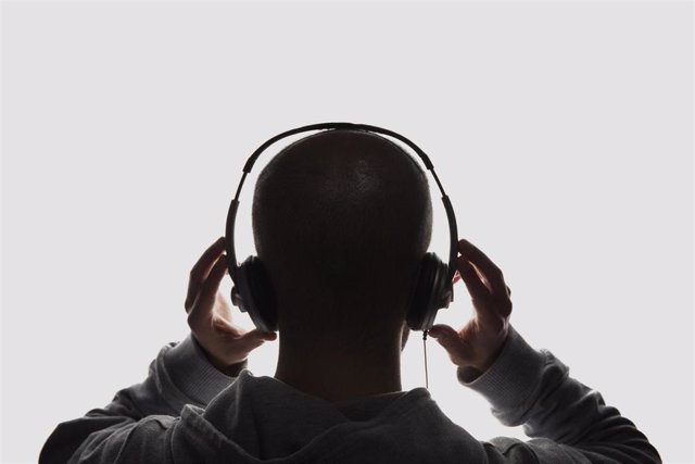 Un joven escucha música con cascos
