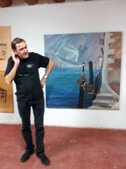 El artista Vicente Villarrocha delante de uno de sus cuadros